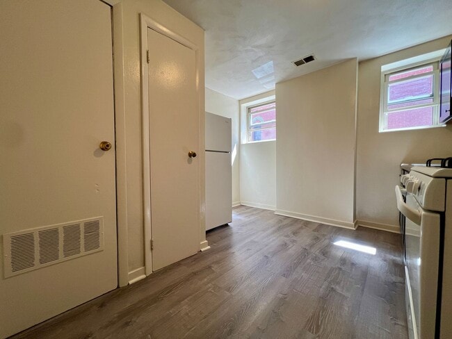 Photo - Large 1 BR Apartment in Lovely South Oakla... Unit 1