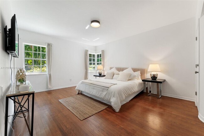 Photo - 941 NE 73rd St