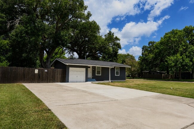 Photo - 207 Jasmine St