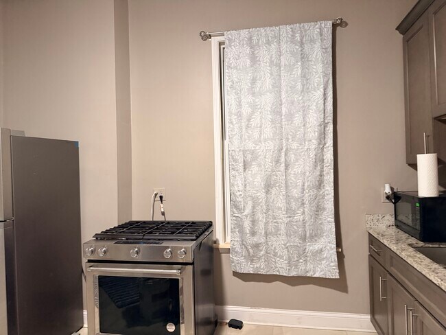 Photo - 635 W 62nd St Unidad 2