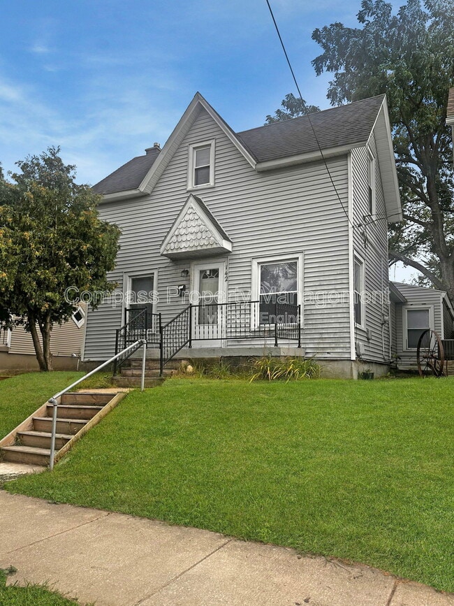 Photo - 142 Page St NE