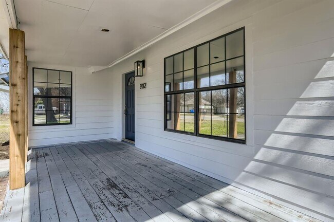 Photo - 902 Hackberry St