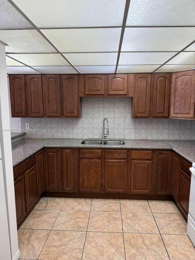 Photo - 7000 NW 186th St Unidad 4-226