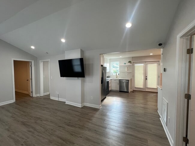 Photo - 2117 Gladstone Ave