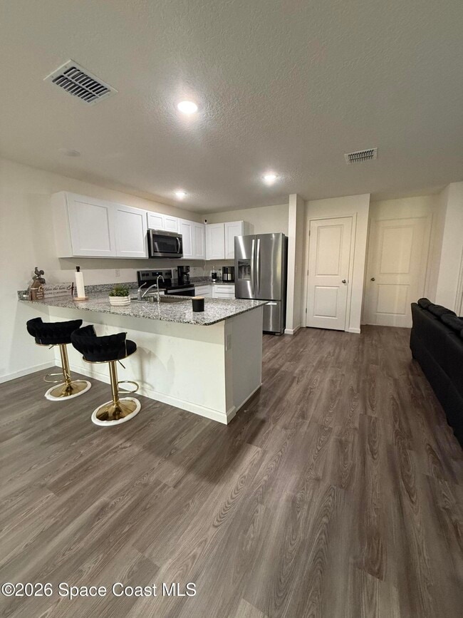 Photo - 487 Wiltshire Ave SW