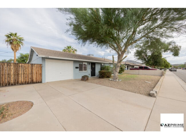 Building Photo - Charming Fully Furnished 3/2 Phoenix House...