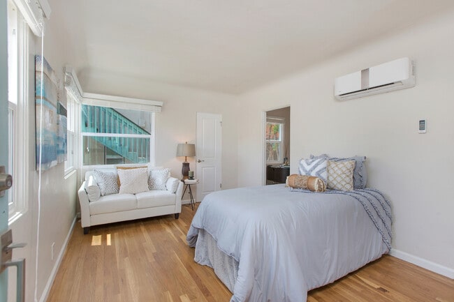 Photo - Must See! Amazing Studio in Hillcrest - Character GALORE Unit 3951 Centre Street #A