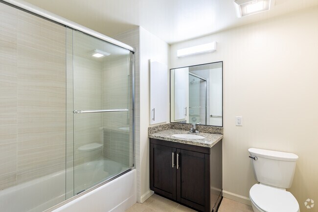 2BR, 2BA - 987SF - Bathroom
