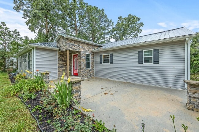 Photo - 3-Bedroom, 3-Bath Single-Family Home with Fenced Yard in Cookeville