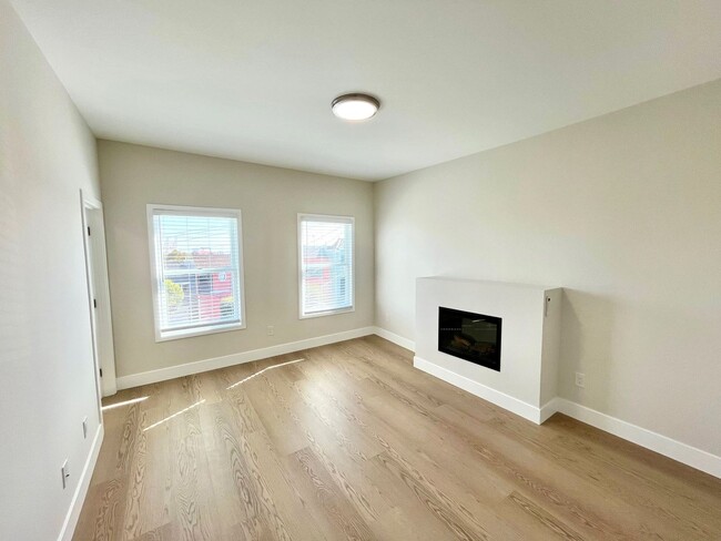 Building Photo - SPECTACULAR, TOP FLOOR 2 BED/1 BATH FULLY RENOVATED!!! Unit 1561