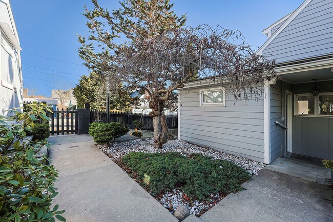 42 Rocky Neck Ave