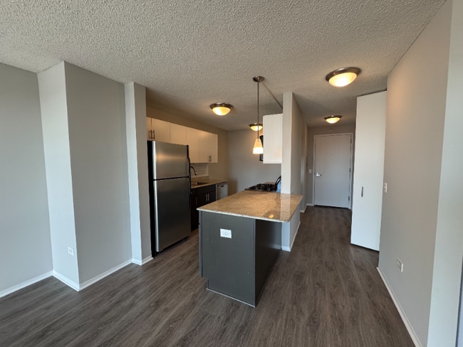 Photo - 605 W Lake St