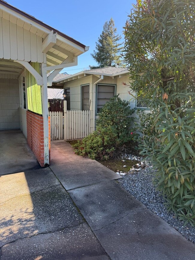 Building Photo - Charming 2-Bedroom Auburn Home with Beautiful Covered Patio!
