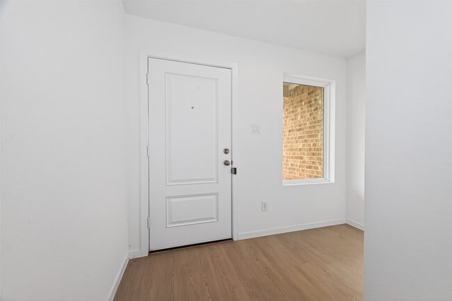 Building Photo - 3025 Fantasy Ter Dr