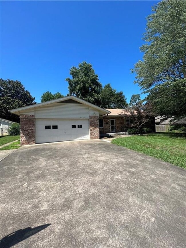 Photo - 1205 W Oak St House