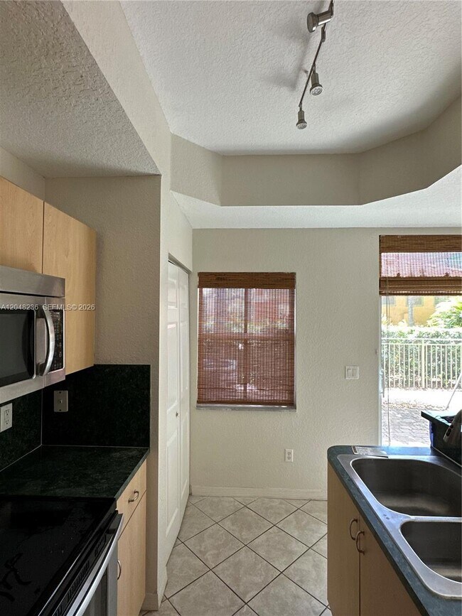 4952 Tradewinds Ter