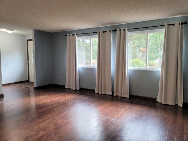 Photo - Pet Friendly 4 bedroom Home with Lots of Space for Everyone!