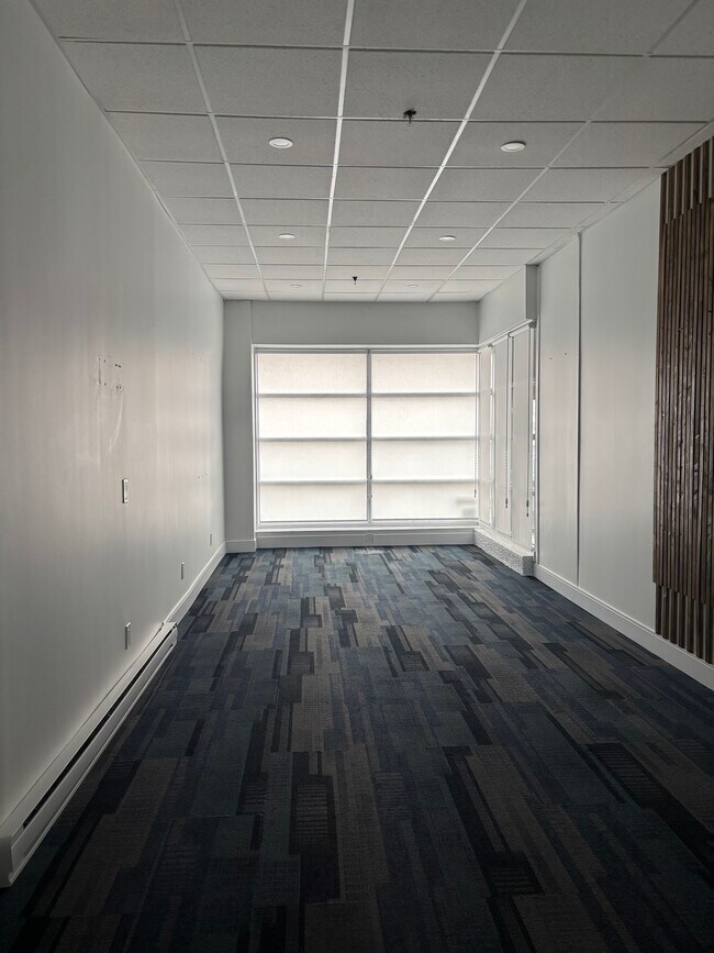 Photo - UPDATED COMMERCIAL UNIT - LOCATED DOWNTOWN SARNIA Unité 2