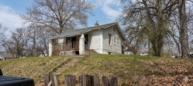 Building Photo - 830 E Rogers Ave