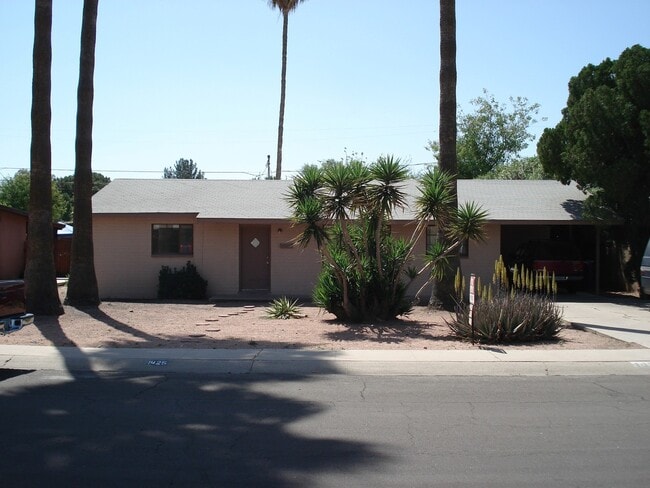 Photo - WALK TO - ASU AREA — Remodeled 5 Bedroom 3 bath Home with Pool - Next to Light Rail stop.