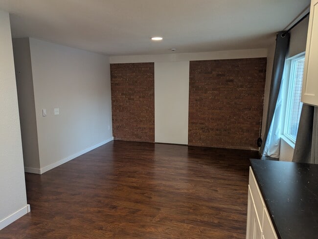 Sala de estar frente a la cocina - 8543 W Colorado Pl Unidad 1-Bedroom By Jewell Park