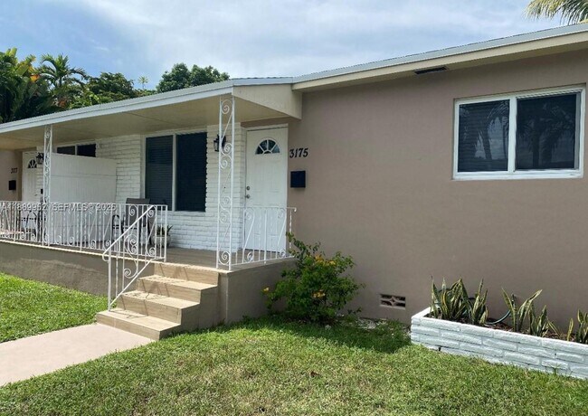 Building Photo - 3175 SW 27th Terrace Unit 3175