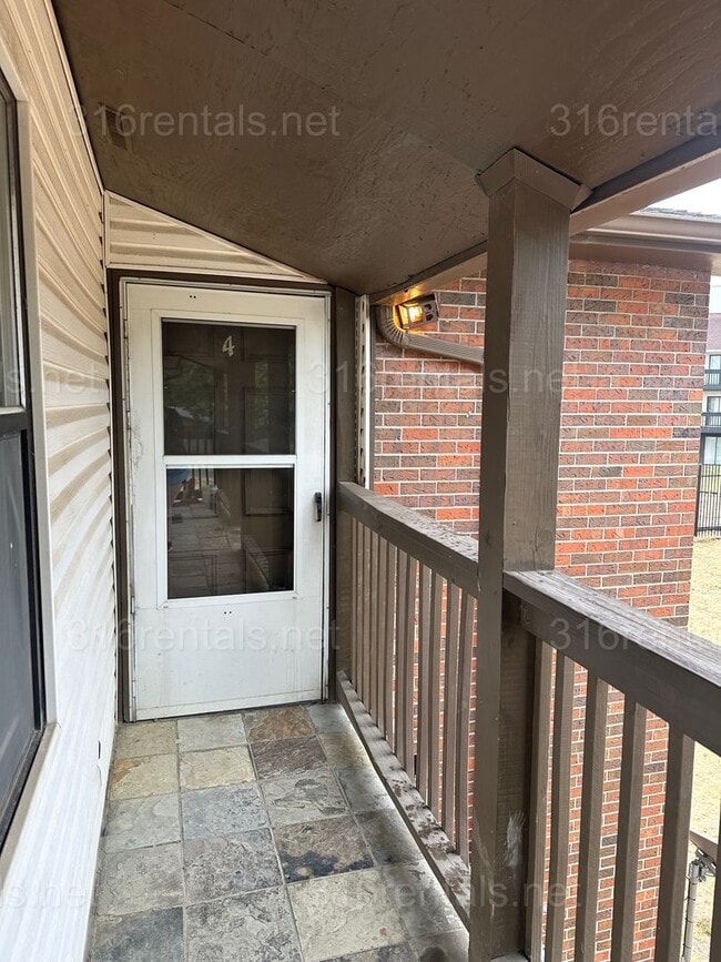Building Photo - $750 - 2 bed 1 bath - Second floor Apartment Unit 369 E Marion Ct Apt 4