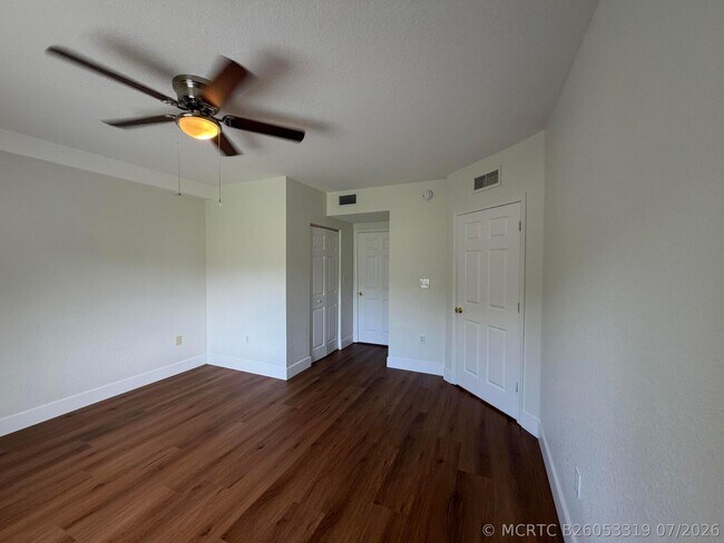 1095 Golden Lakes Blvd