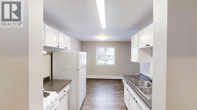 Photo - 10114-10105 105 Ave