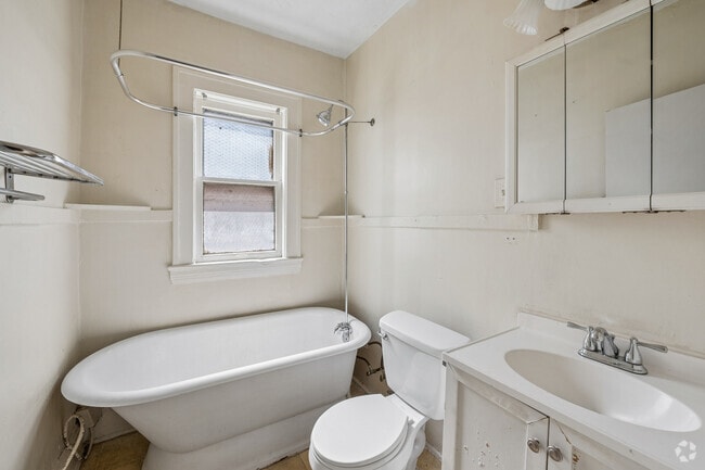 2 habitaciones, 1 baño - 680 pies cuadrados - Baño - 1765 Noble Realty LLC
