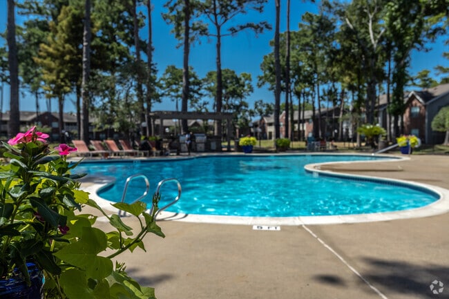 Pool at Lakeview Apartments
