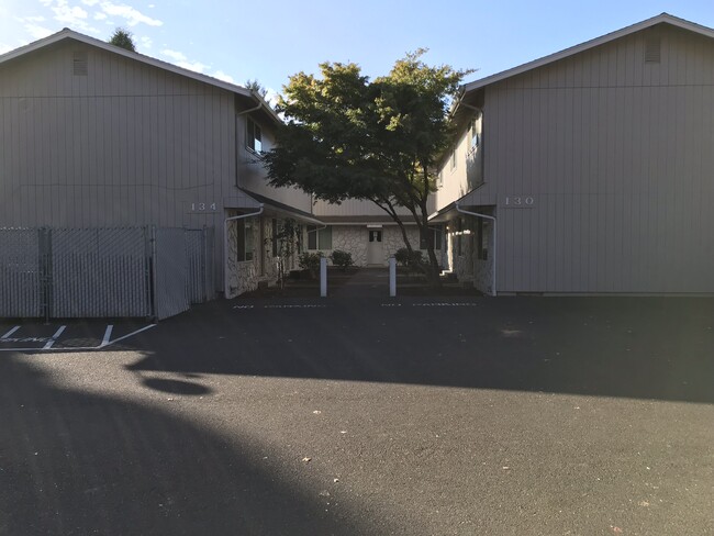 Building Photo - 130-134 NE Conifer Blvd Rental