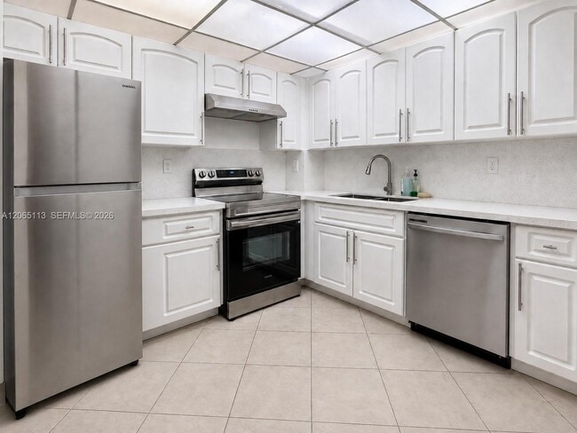 Building Photo - 1621 Collins Ave Unit 402
