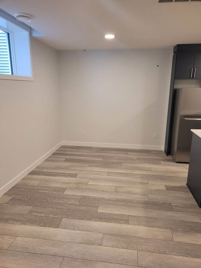 Photo - 20514 16A Av NW