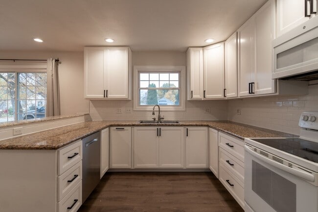 Photo - 5 Bed 2 Bath Home Available in Spokane Val...