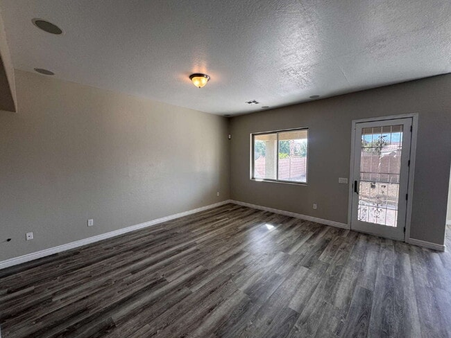 Photo - 821 W Saguaro Ln