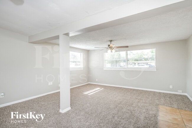 Photo - 493 Notre Dame Dr