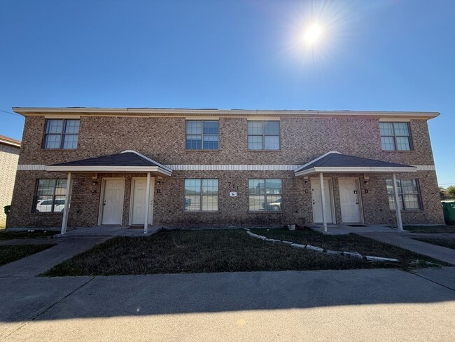 Building Photo - 711 S Amy Ln