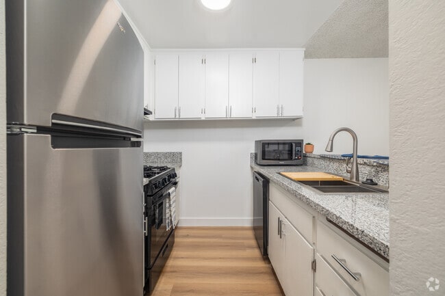 1BR, 1BA - 650SF - Kitchen