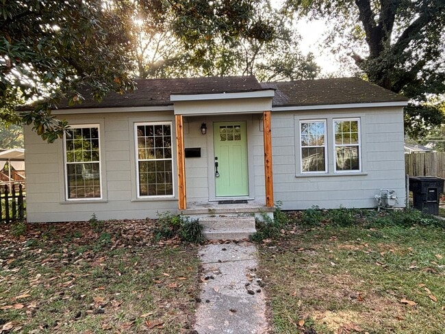 Building Photo - Charming Broadmoor Home