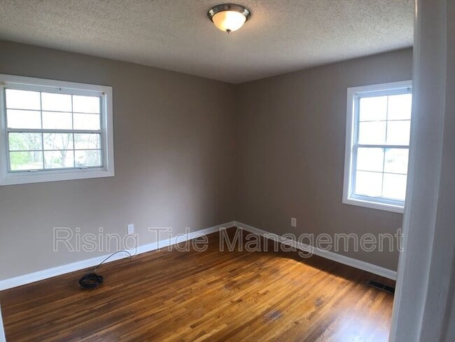 Photo - 200 E Haven Dr NE