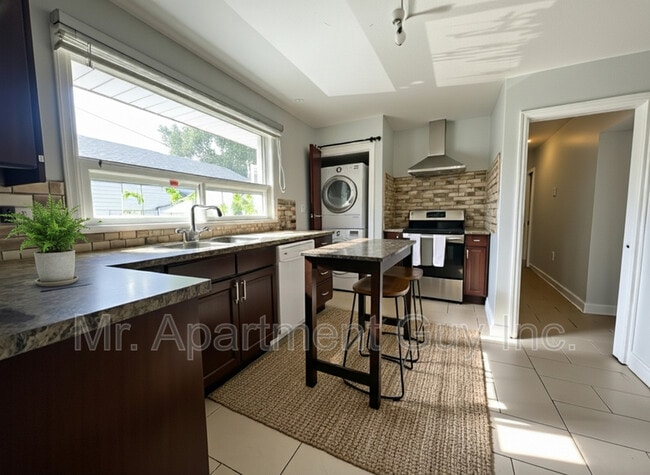 Photo - 220 W 19th St