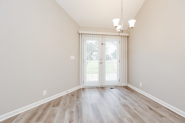 Photo - 121 Cloverfield Ct