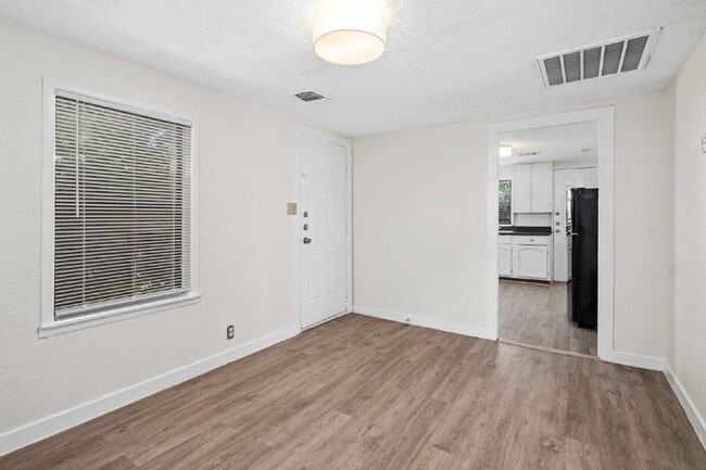 Photo - 1906 E 9th St