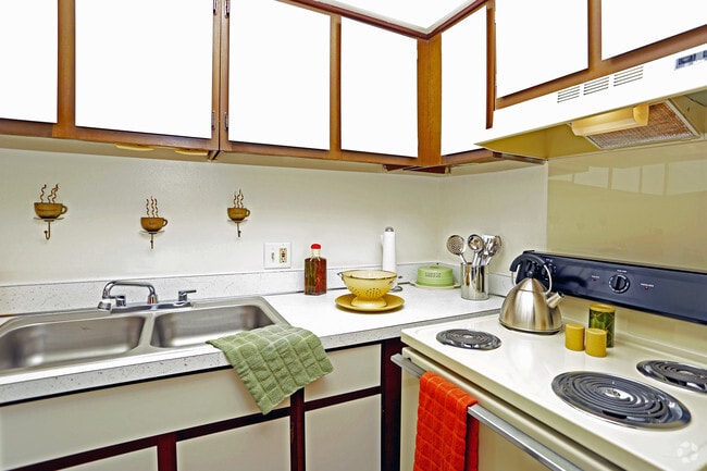 1HAB, 1BA - 700 ft² - Sunset Plaza Apartments