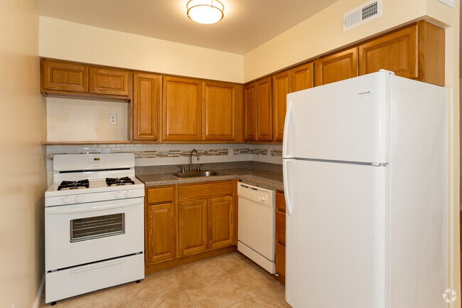 Kitchen - Jamestown Square Apartments