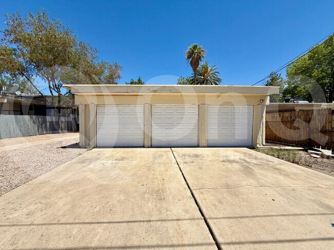 Building Photo - 325 S Pioneer Rental