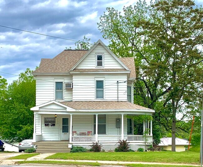 916 N Market St Townhome Townhome Rental in Oskaloosa IA