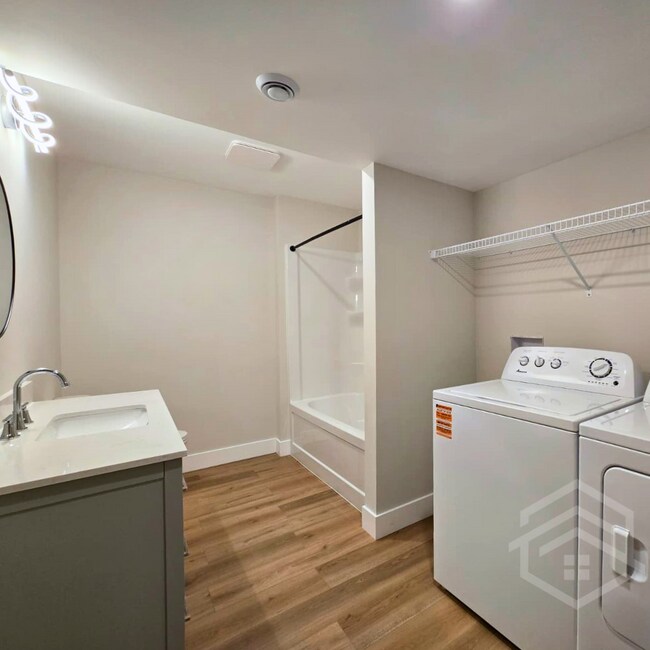 Photo - 9405 Elgin St