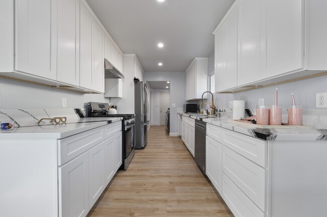 Building Photo - 341 E 91st St